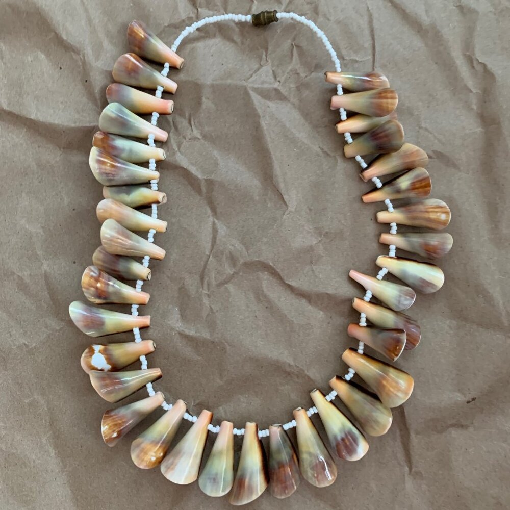 Vintage 80s shell necklace